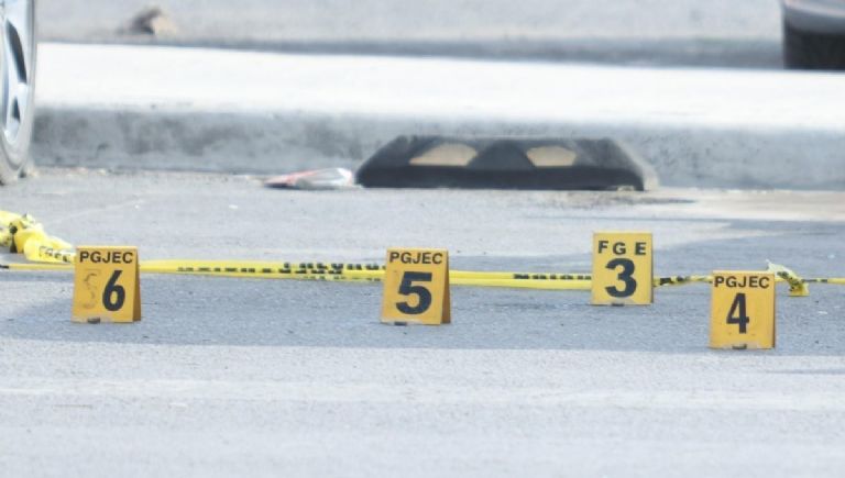 Familia en motocicleta fallece en un accidente con un tráiler en Jalisco