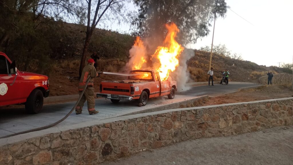 Se incendia una camioneta del CRREAD a un costado del centro de rehabilitación