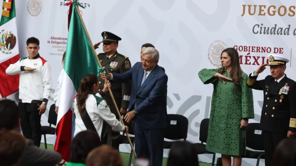 AMLO y Ana Gabriela Guevara abanderan a la delegación mexicana para París 2024