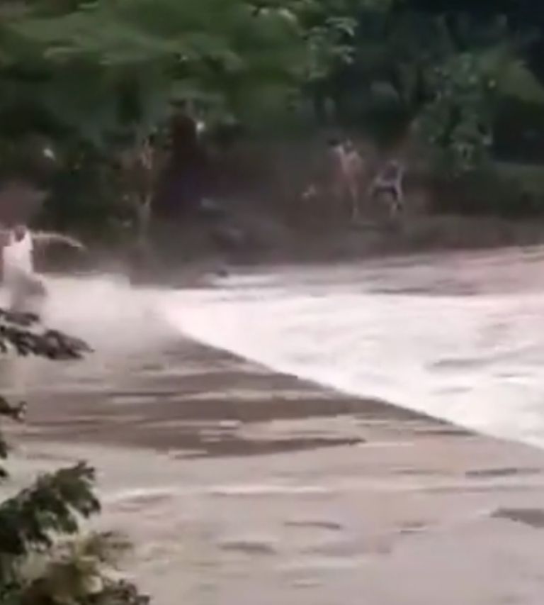 Tres personas son arrastradas por un río tras la tormenta Alberto en Guatemala