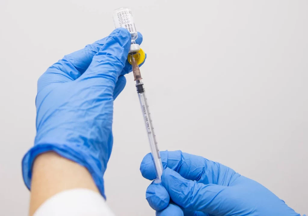 Inglaterra inicia ensayos de vacunación personalizada para combatir el cáncer