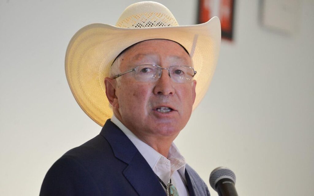 Ken Salazar afirma que flujo de migrantes irregulares en la frontera se redujo 
