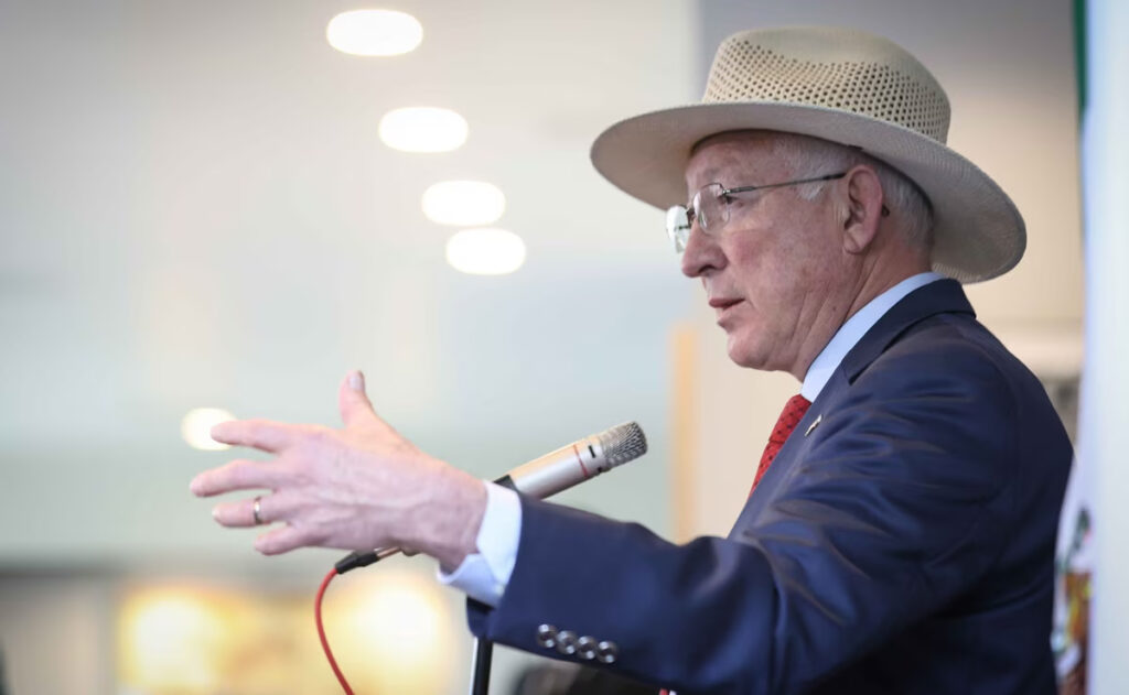 Ken Salazar visitará Michoacán para atender retención de exportación de aguacate