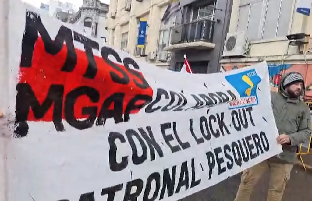 Conflicto entre agentes y sindicato pesquero en protesta durante reunión de negociación en el MTSS