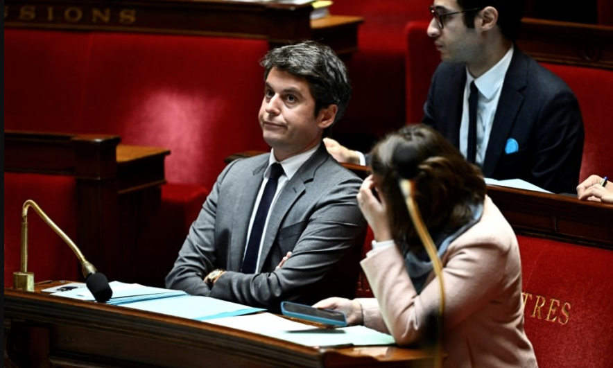 Reclamos del primer ministro francés para atraer a jóvenes votantes: un preservativo y una consola Nintendo