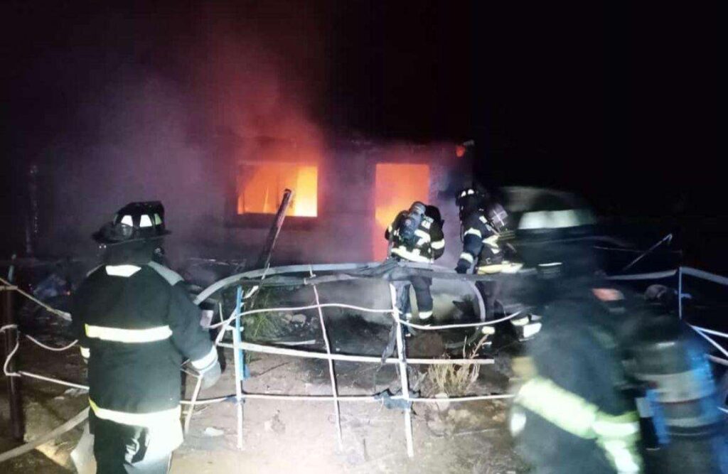 Hombre queda atrapado en un voraz incendio de su jacal; logran rescatarlo