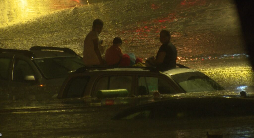 Rescatan a familia tras quedar atrapada en su auto por las inundaciones en Jalisco