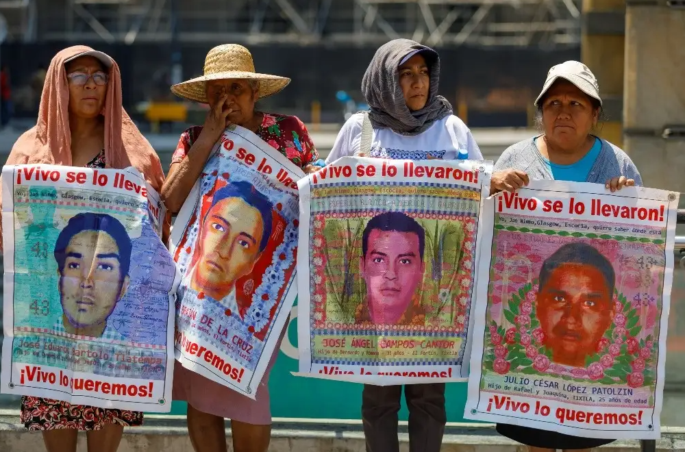 Llegan a Palacio Nacional familiares de los 43 normalistas para reunión con AMLO