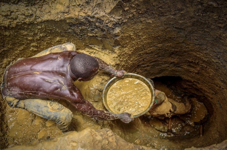 Decenas de trabajadores atrapados por colapso de mina de oro en Nigeria
