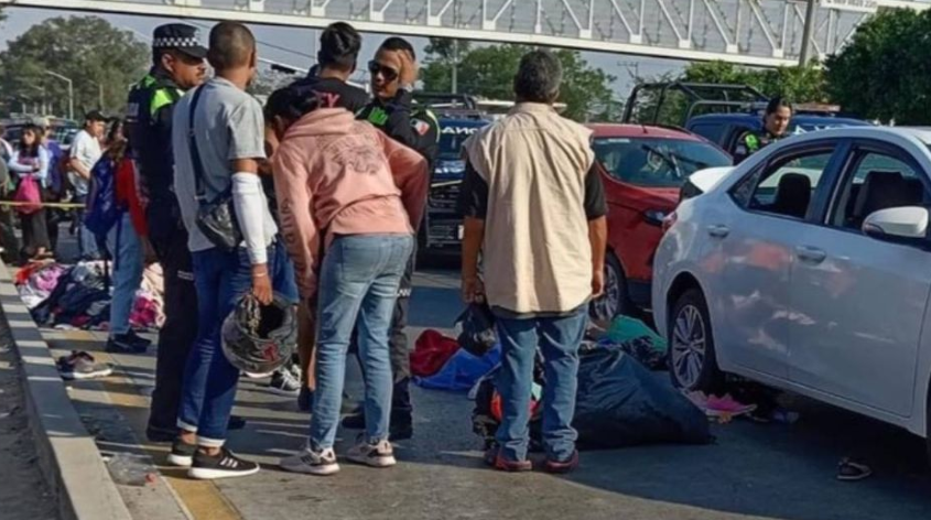 Auto embiste a varias personas en tianguis de ropa usada en Tonalá