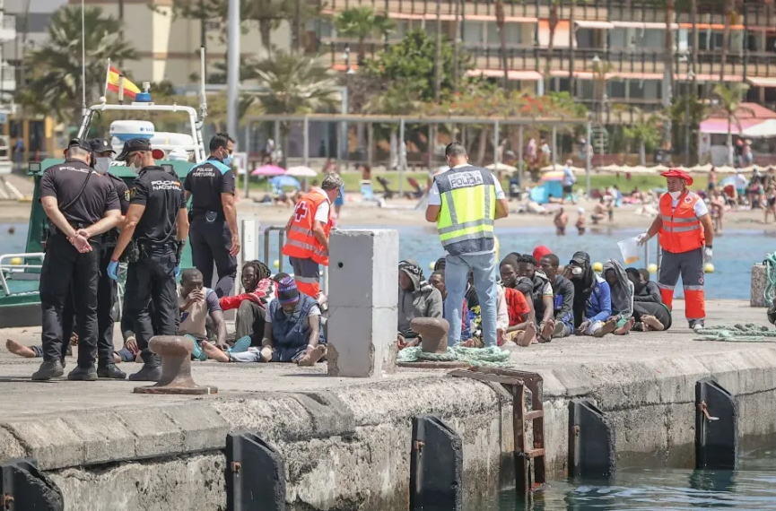 Encuentran muertos a cinco inmigrantes en una embarcación cerca de Canarias