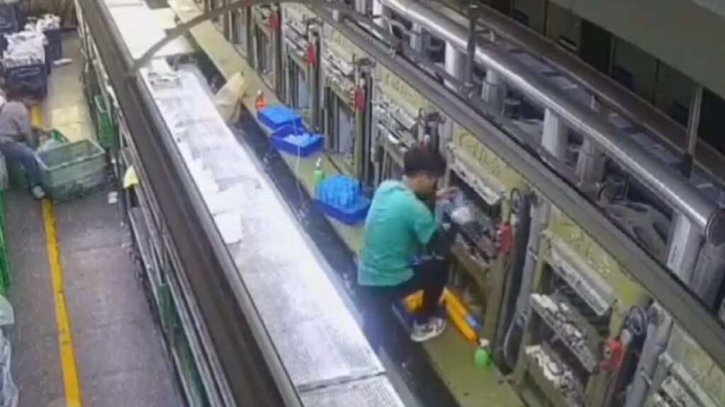 VIDEO: Trabajador pierde una mano tras ser prensado por una máquina