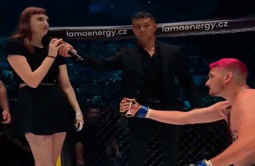 Después de perder una pelea, un luchador de MMA propuso matrimonio a su novia