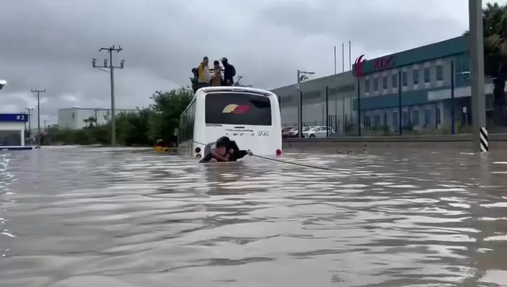 VIDEO: Rescatan a personas atrapadas en autos y autobús por inundaciones en Coahuila