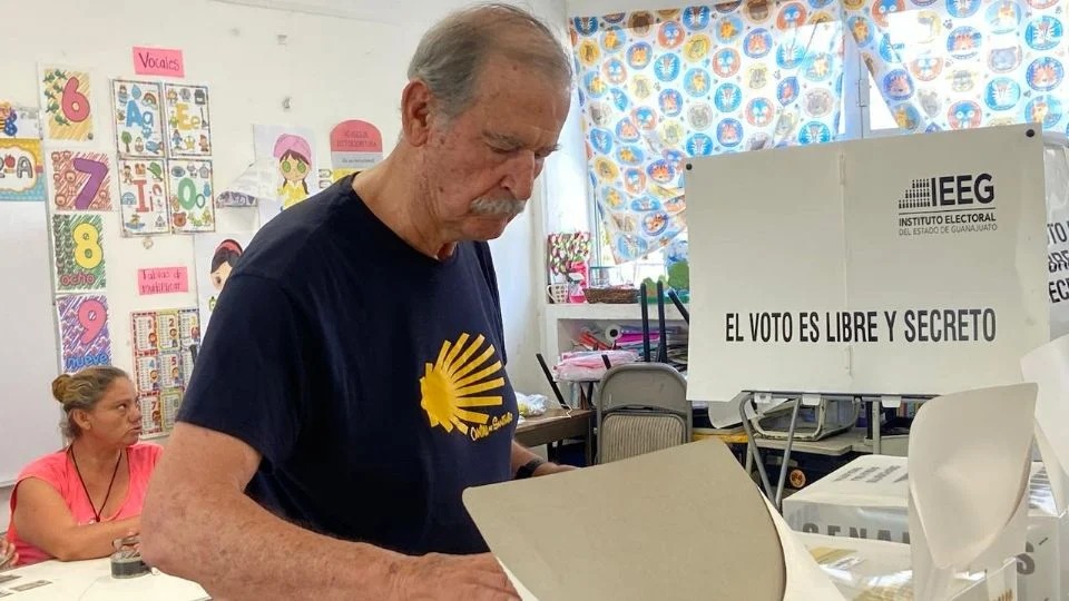 Vicente Fox espera más de una hora para votar