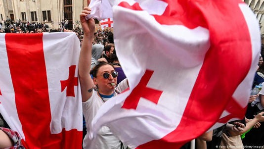 Entra en vigor polémica ley de «influencia extranjera» en Georgia