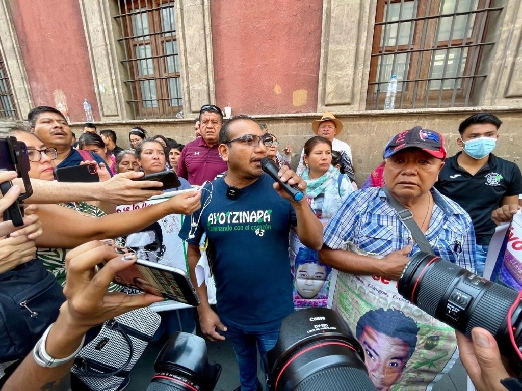Concluye reunión entre AMLO y padres de los normalistas de Ayotzinapa; solicitan «puente» con Sheinbaum