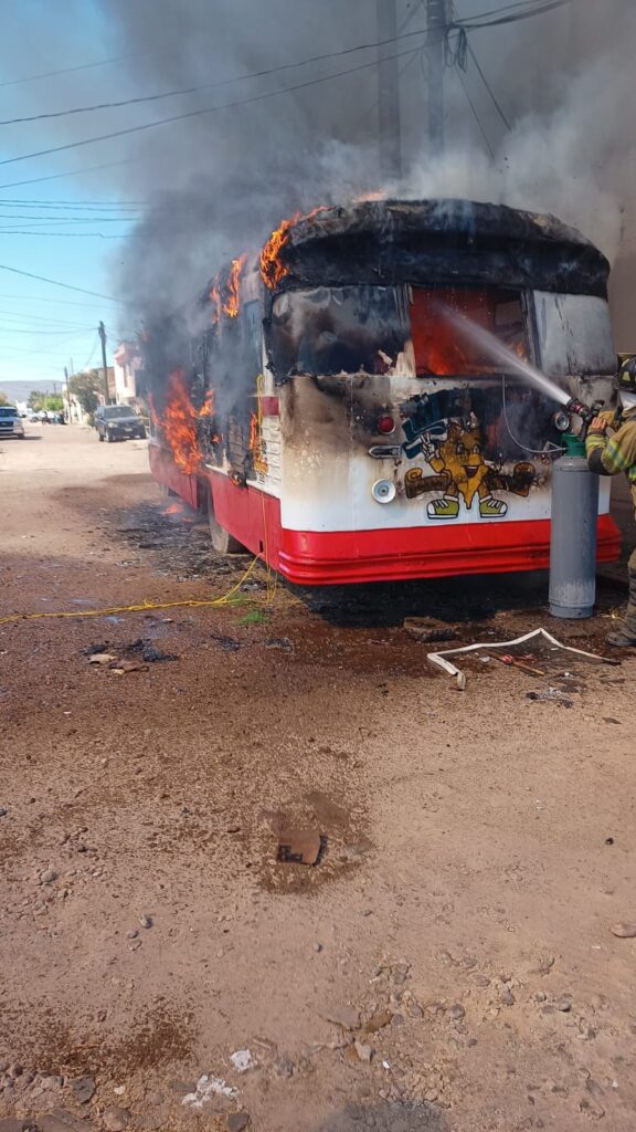Flamazo acabó con autobús de taquería (video)
