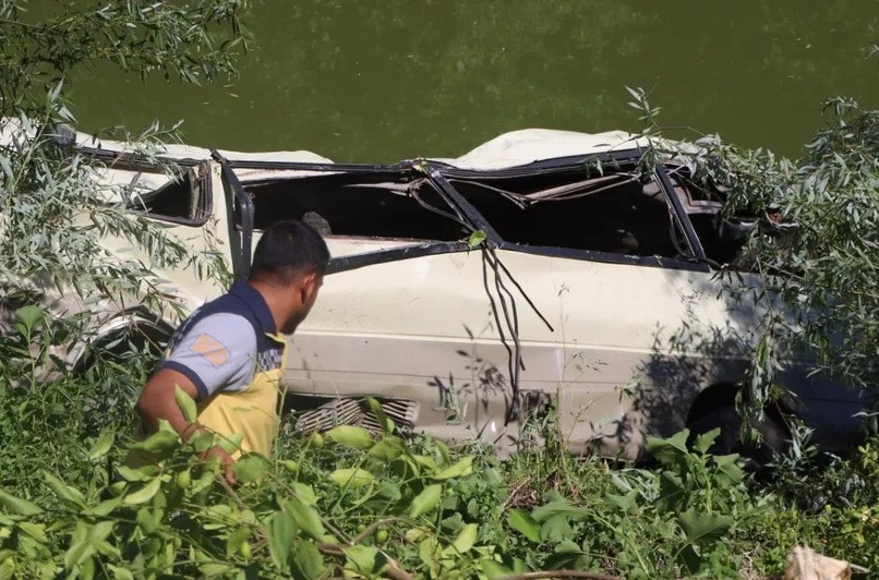 Autobús escolar cae a río en Siria y mueren 6 niños