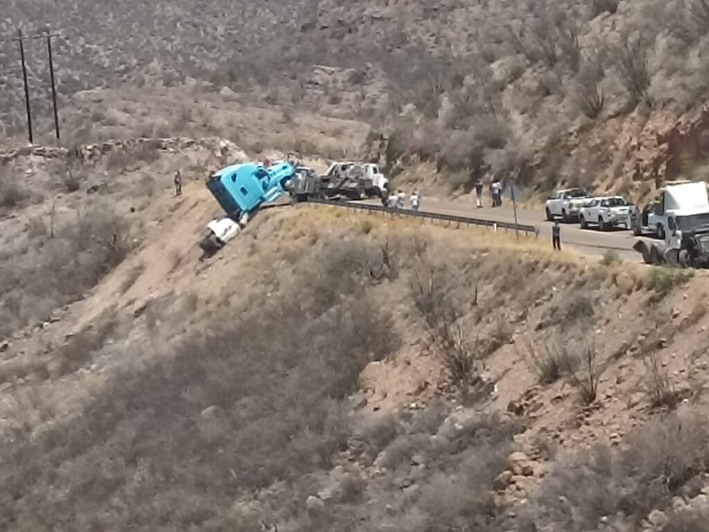 Tractocamión remolcaba a otro y se desbarrancaron (video)