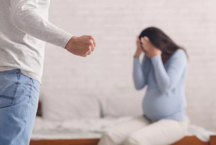 Mató a golpes al bebé que su pareja traía en el vientre