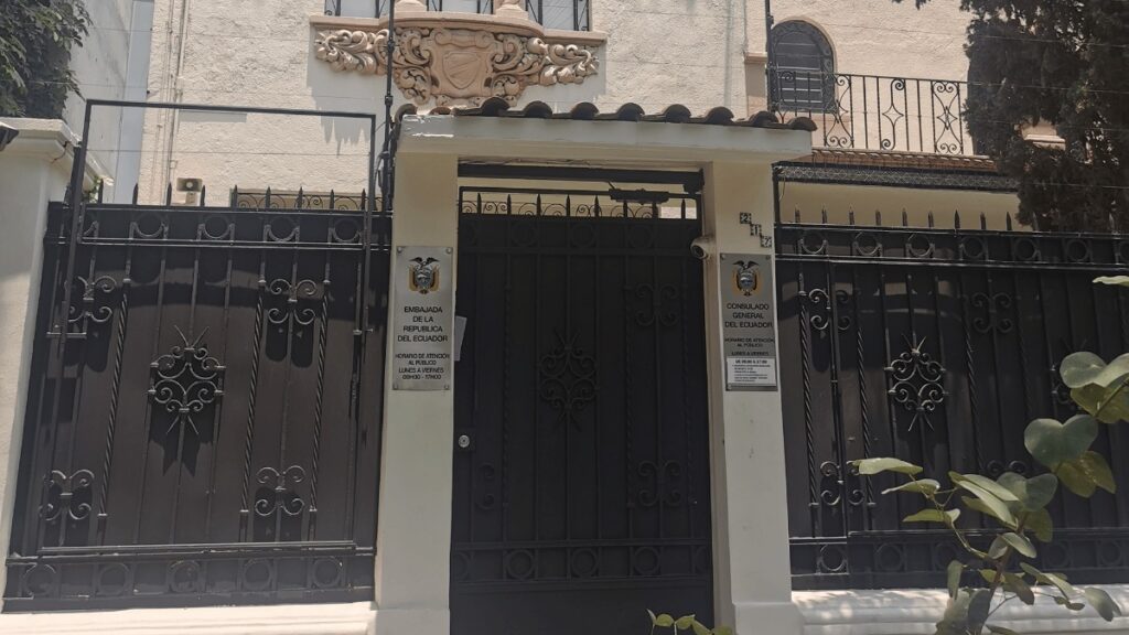 Reciben mexicanos en Ecuador asistencia en tres embajadas