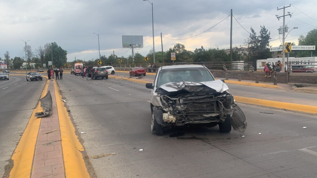 Mujer invadió carril a otra y chocaron (video)