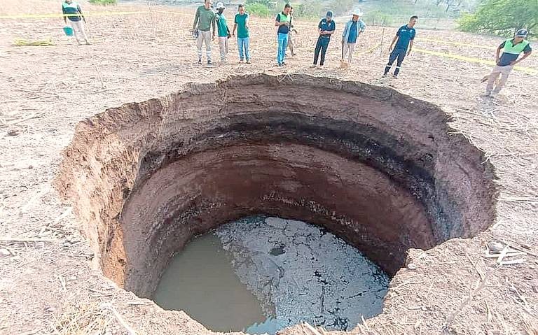 Se forma socavón de 10 metros de profundidad en Tlapa