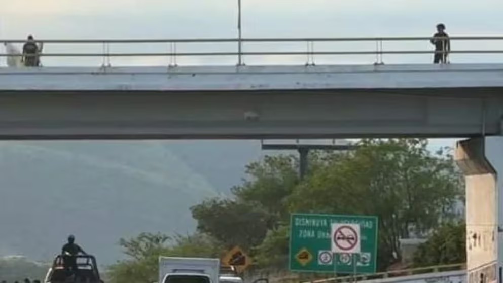 Encuentran cuerpo colgado de puente con amenazas del CCyG en Chiapas
