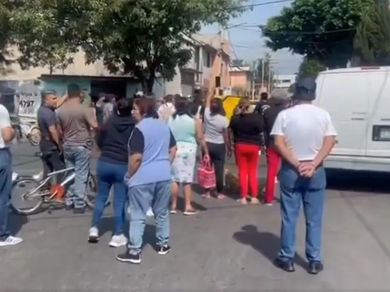Riña en Iztapalapa: Vecinos y policías se enfrentan por muerte de adulto mayor