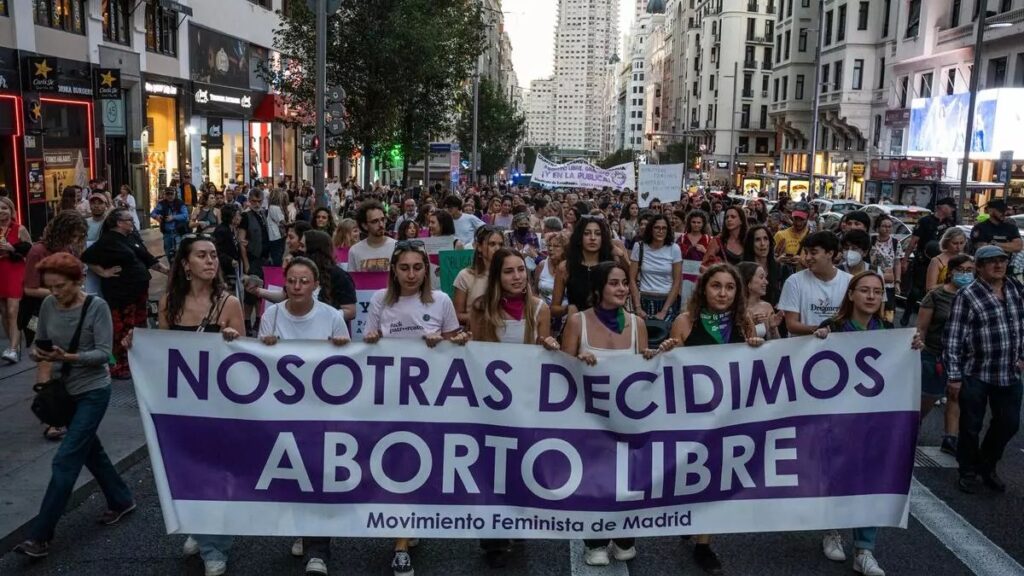 Avalan en España reforma que permite aborto a menores de 16 y 17 años sin consentimiento de sus padres