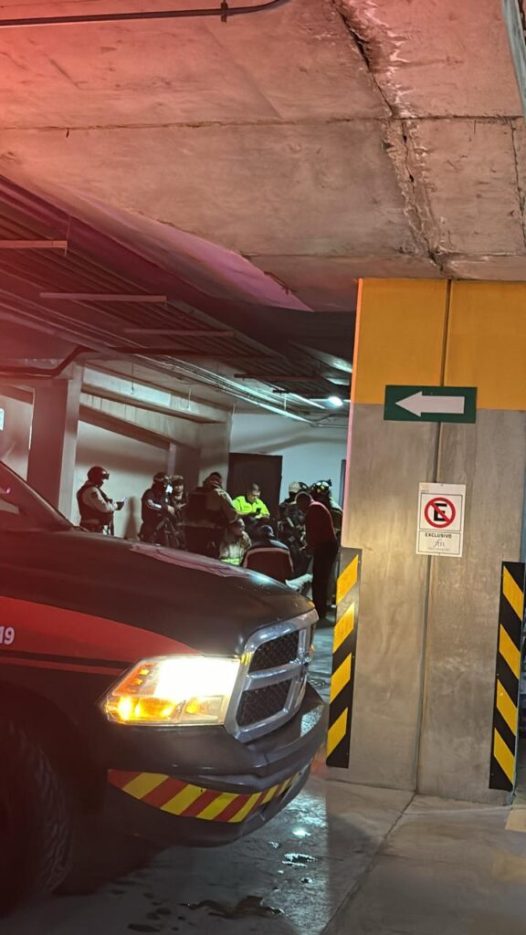 Empleados de Torre V-1heridos al desplomarse elevador