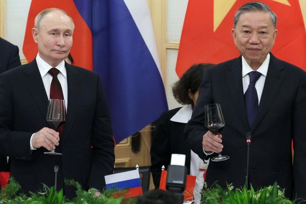 Vladimir Putin firma una docena de acuerdos con Vietnam