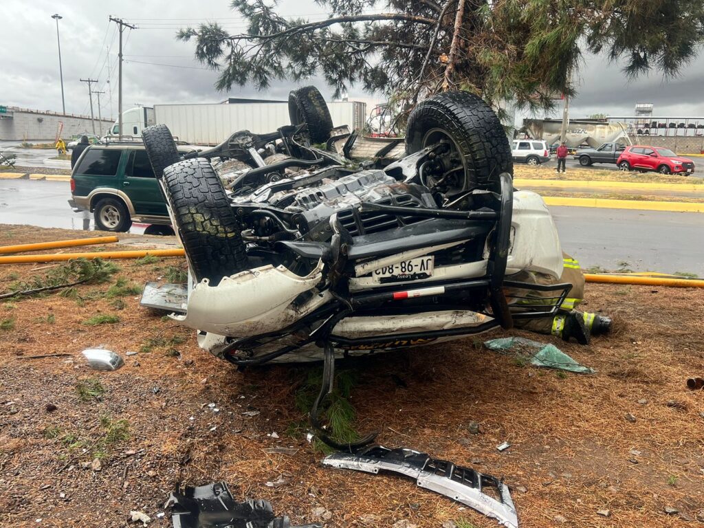 Cayó camioneta del puente y el conductor quedó atrapado