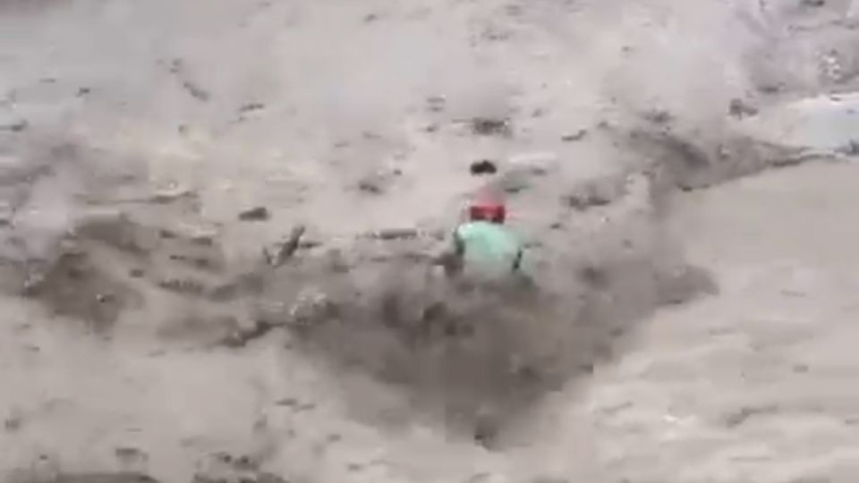 Motociclista se salva de ser arrastrado por la corriente provocada por las fuertes lluvias en Oaxaca