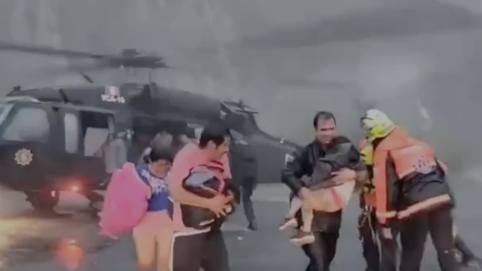 Rescata Fuerza Civil a familias en La Huasteca con el Black Hawk