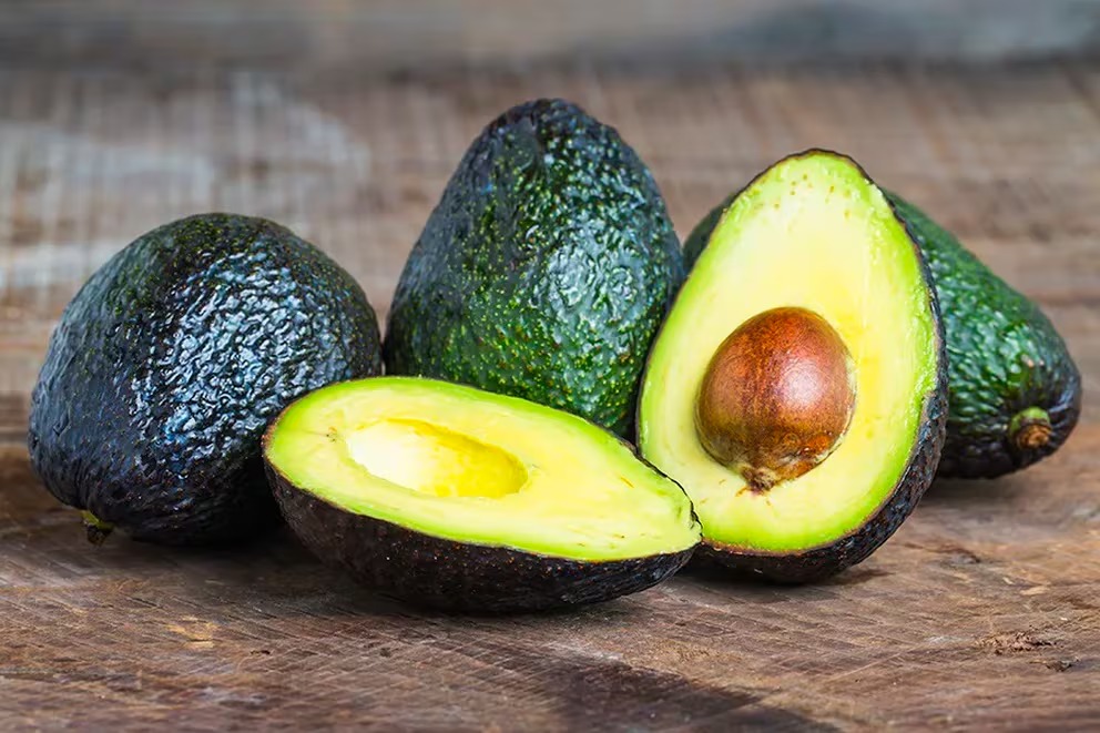 Ken Salazar anuncia reinicio gradual de inspecciones de aguacates en México