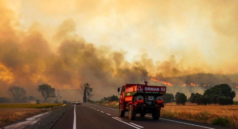 Incendio forestal en Turquía deja 12 muertos y decenas de heridos