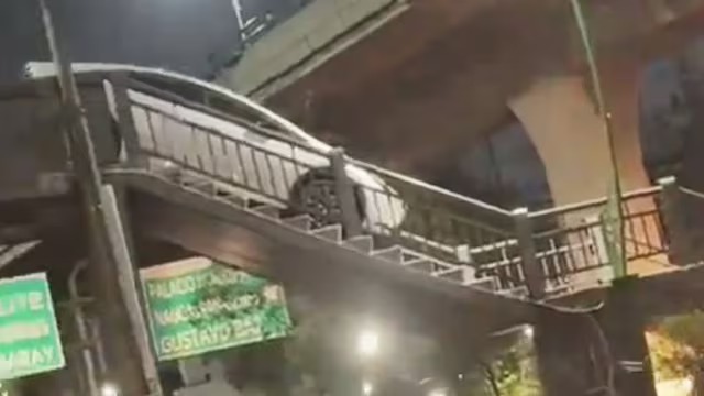 ¿Todo bien en casa? Auto intenta cruzar puente peatonal en Edomex