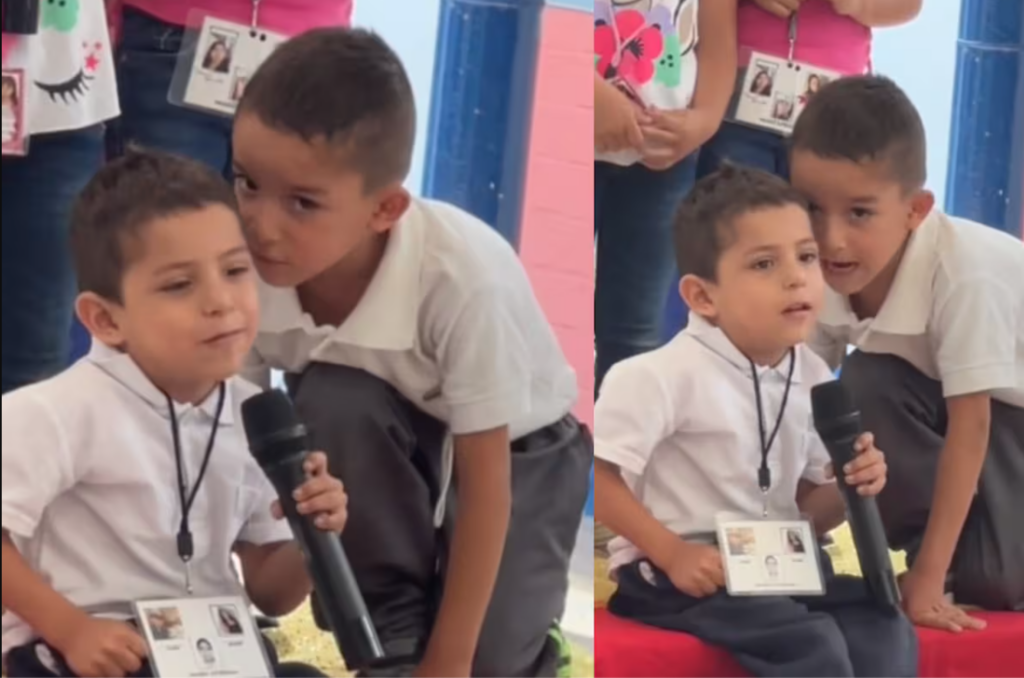Niño emociona en redes al ayudar a compañero con discapacidad a cantar en la escuela