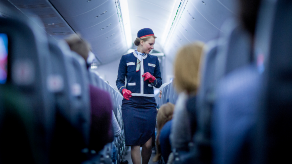 Pasajera ataca a un auxiliar de vuelo en pleno viaje de United Airlines