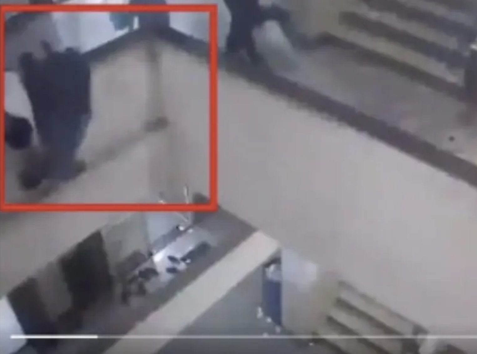 El video viral de una mujer cayendo desde un tercer piso está generando ...