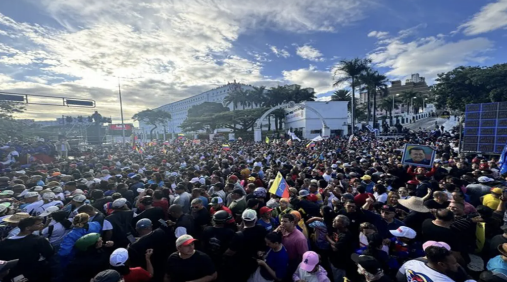 Venezolanos salen en masa para apoyar a Nicolás Maduro frente a los intentos golpistas