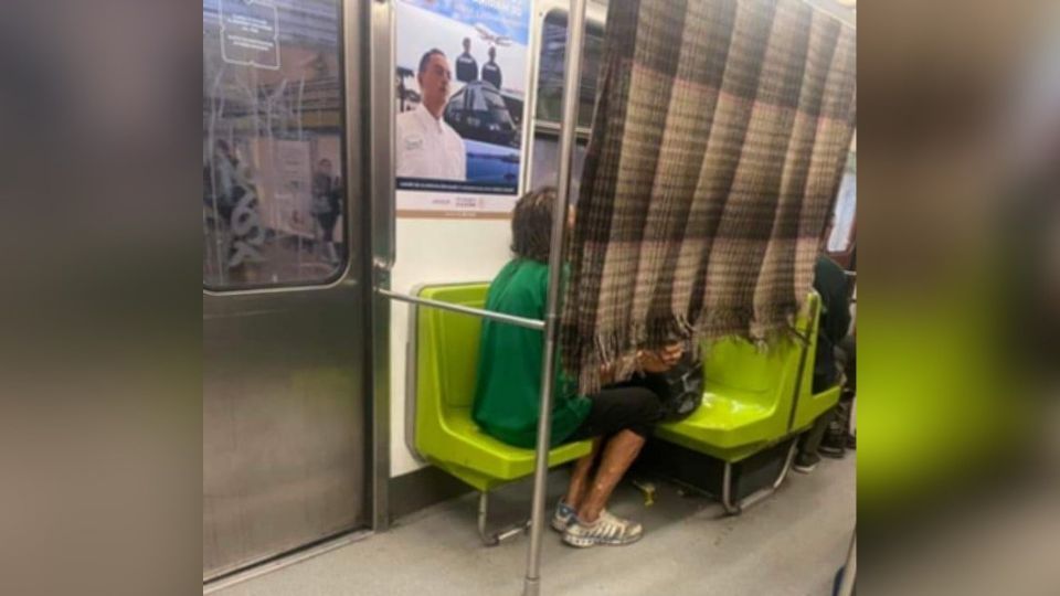 Usuario en el Metro de la CDMX puso a secar su cobija en pleno vagón