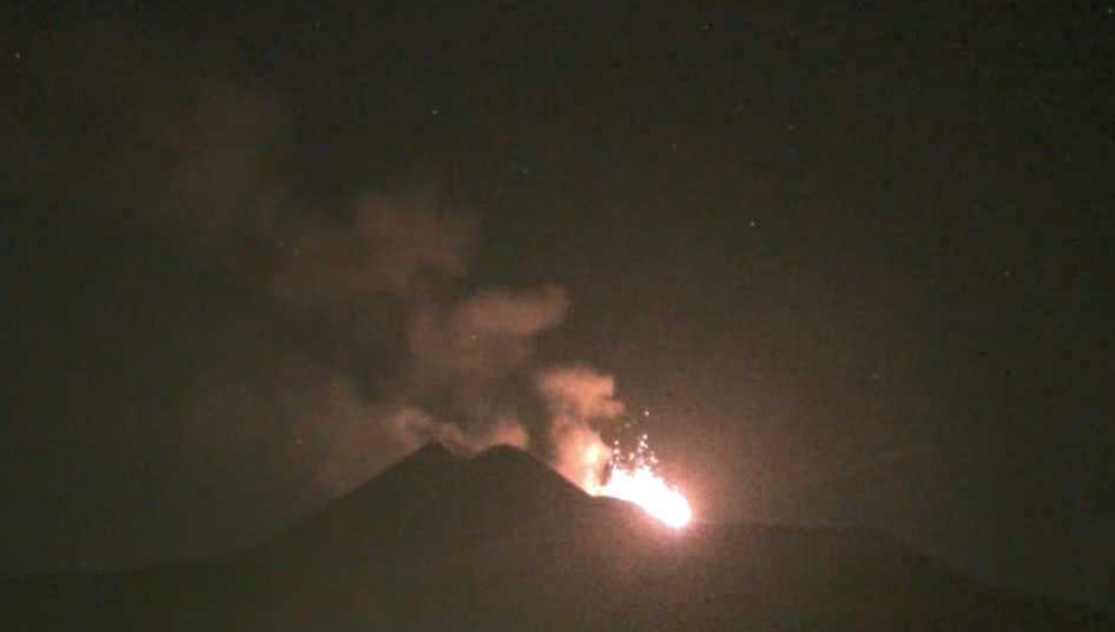 Erupción del volcán Etna obliga a desviar vuelos