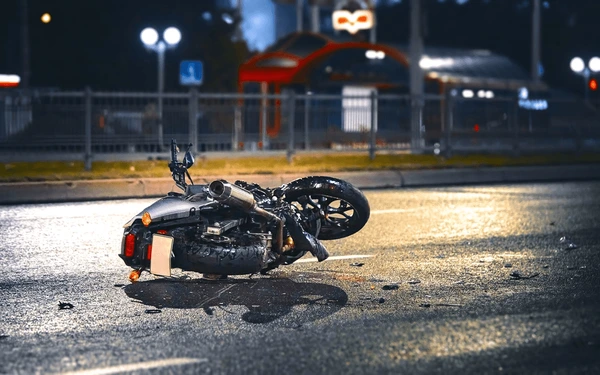 VIDEO: A días de su boda, pareja de motociclistas derrapa y el novio muere