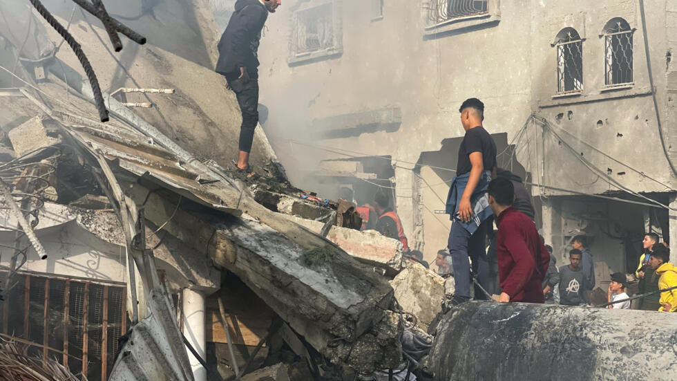 Ataque aéreo israelí en Gaza causa decenas de víctimas civiles mientras se intensifican las negociaciones de alto el fuego