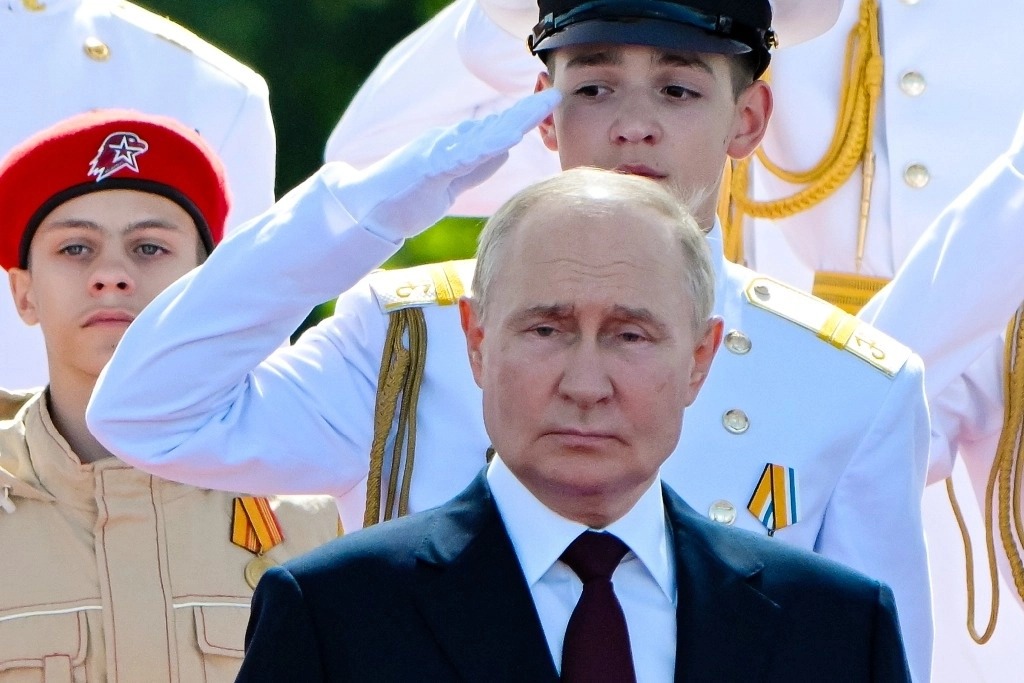 Putin amenaza con relanzar producción de armas nucleares de alcance medio