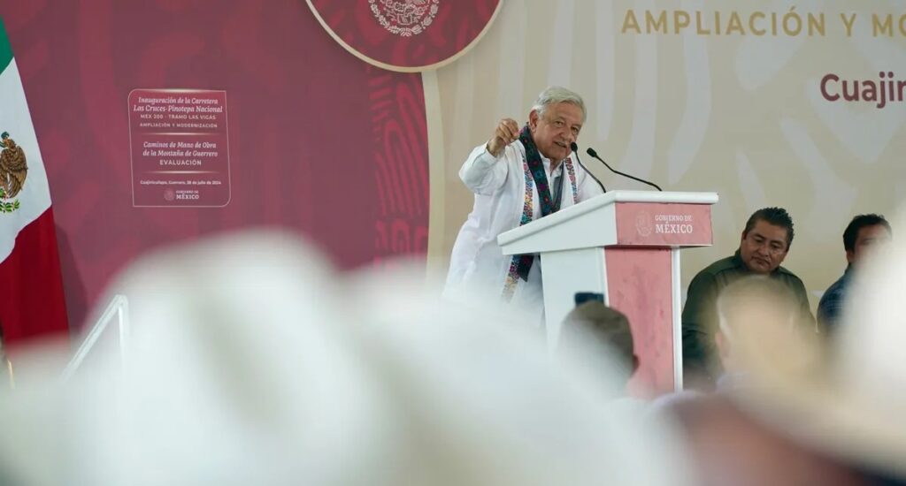 AMLO promete hablar con la verdad a padres de normalistas de Ayotzinapa