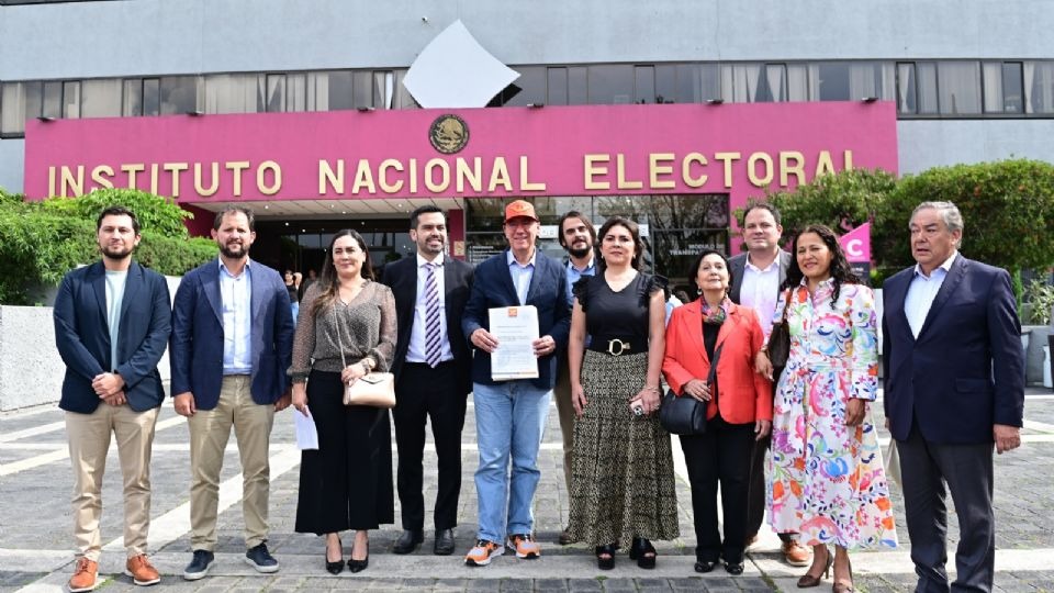 Militantes de MC acuden al INE para defender voto en la representación del Congreso de la Unión